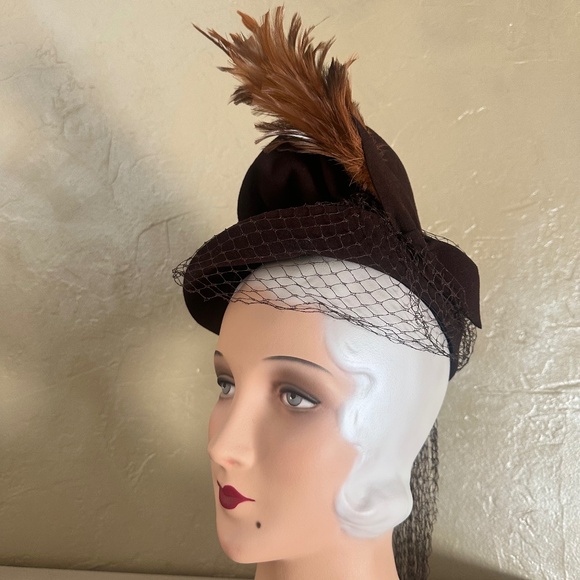 GORGEOUS 1940\'s BROWN FELT HAT WITH GATHERED CROWN, TALL FEATHERS & HALF VEIL main image 9